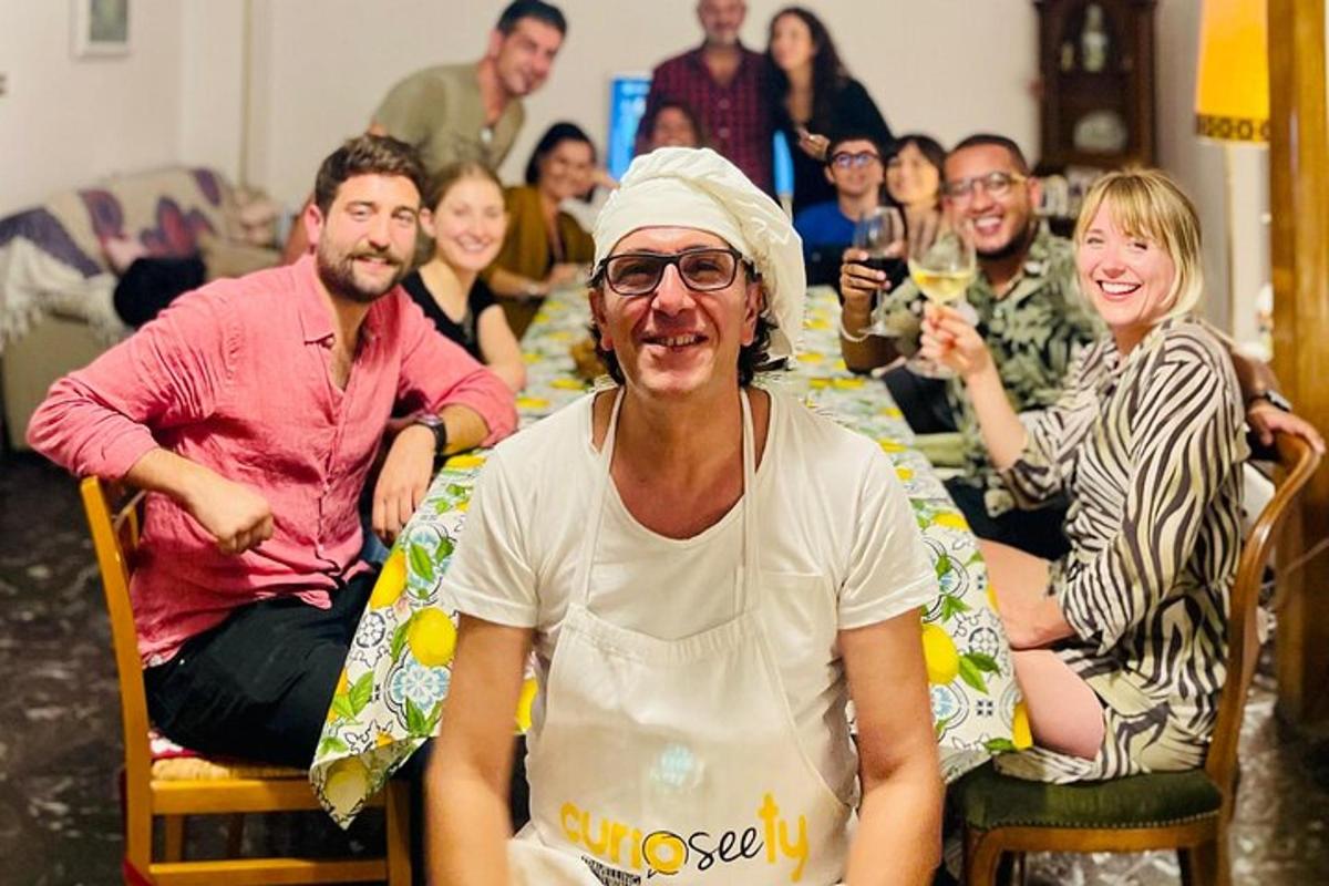 un grupo de personas sentadas en una mesa
