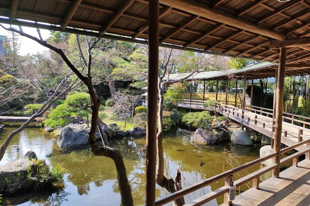 uma ponte sobre um lago em um jardim