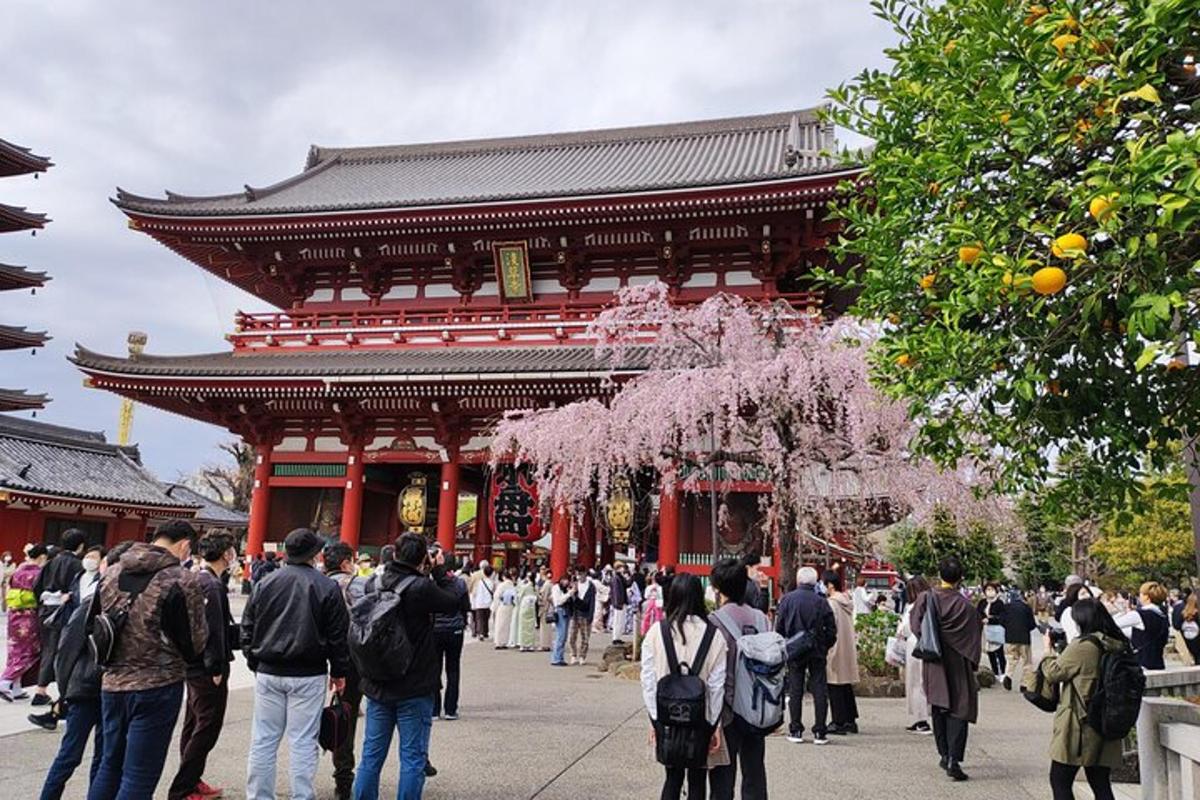 パゴダの前に立つ群衆
