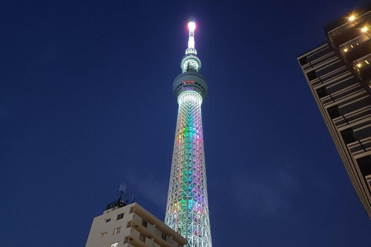 uma torre alta com luzes à noite