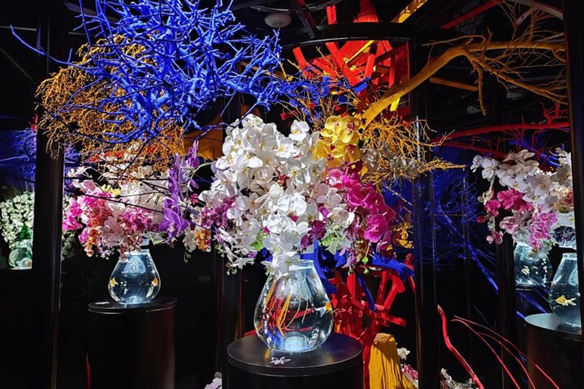テーブルの上に花が入った2つの花瓶