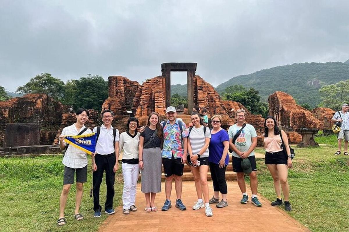 um grupo de pessoas em pé em frente a um monumento