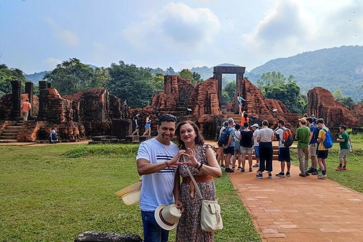 seorang pria dan seorang wanita berdiri di depan kuil