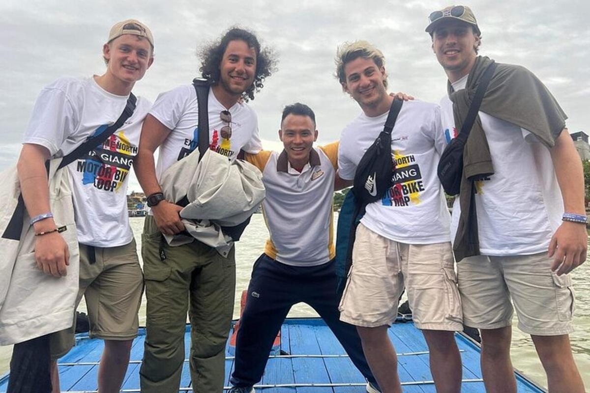een groep mannen poseren voor een foto op een boot