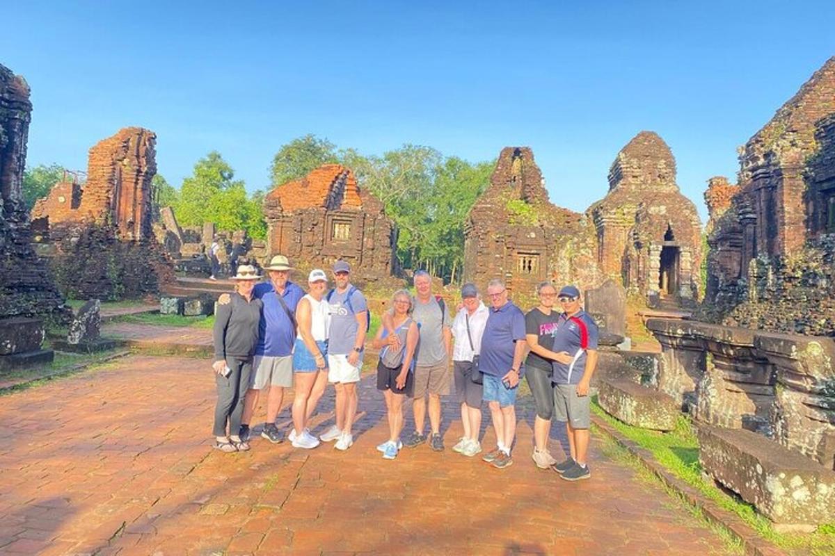 un gruppo di persone in posa per una foto in un antico tempio