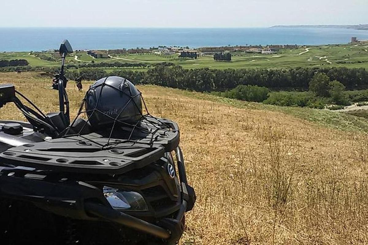 motocykl zaparkovaný na poli