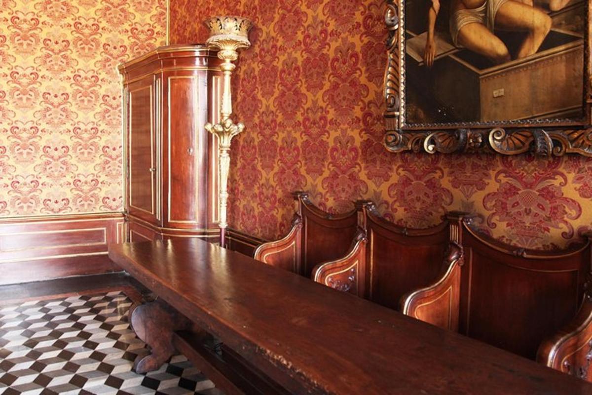 een kamer met een houten tafel en een spiegel