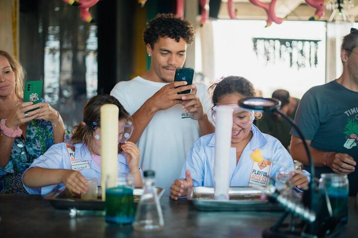 Un hombre tomando una fotografía de un grupo de personas.