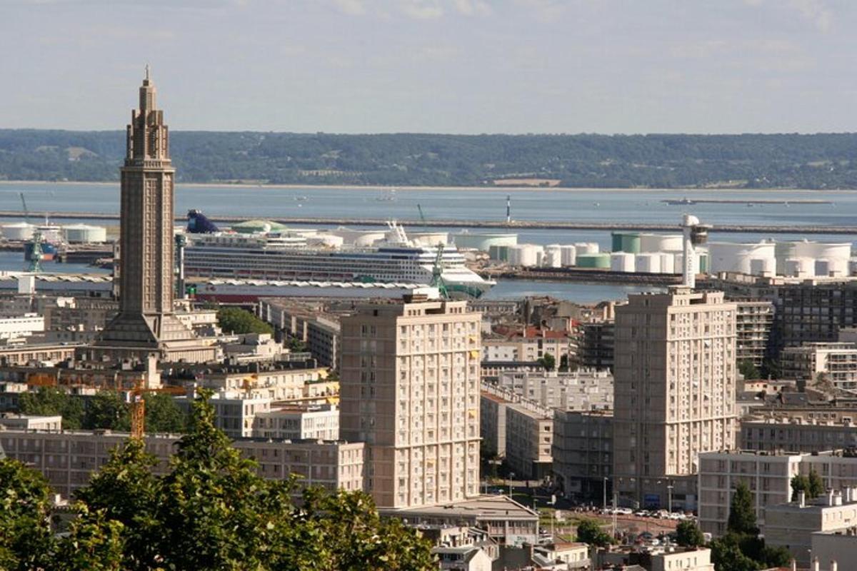 una vista di una città con una torre dell'orologio e degli edifici