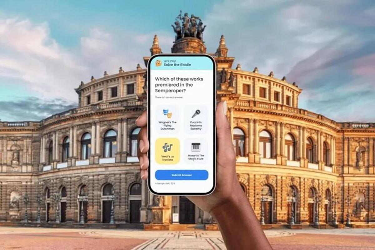 osoba držící mobilní telefon před budovou