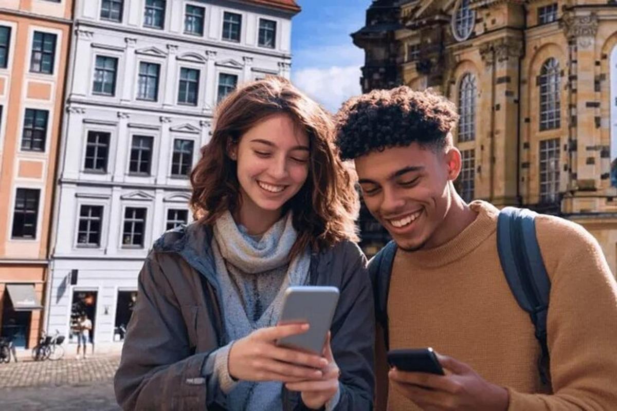 muž a žena se dívají na mobilní telefon
