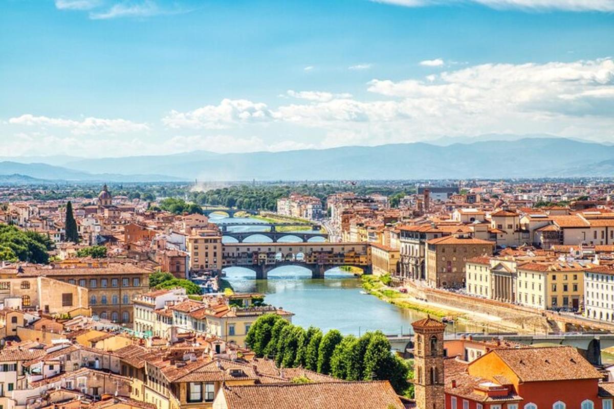 una vista di una città con un fiume e un ponte