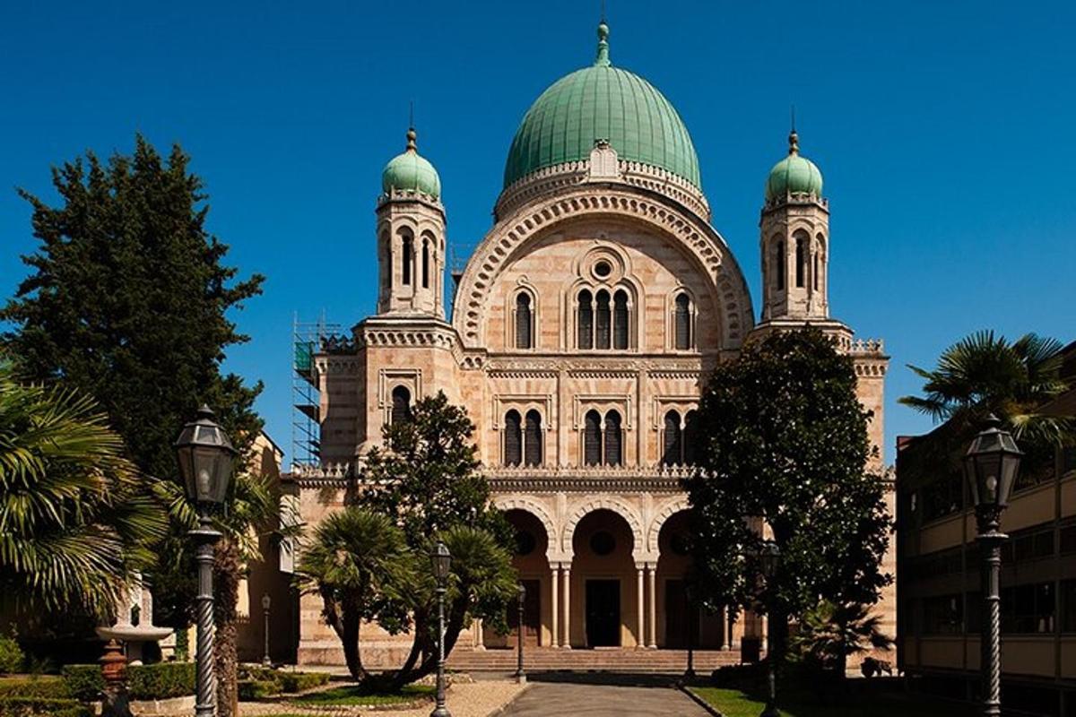 velká budova se zelenými kopulemi na vrcholu