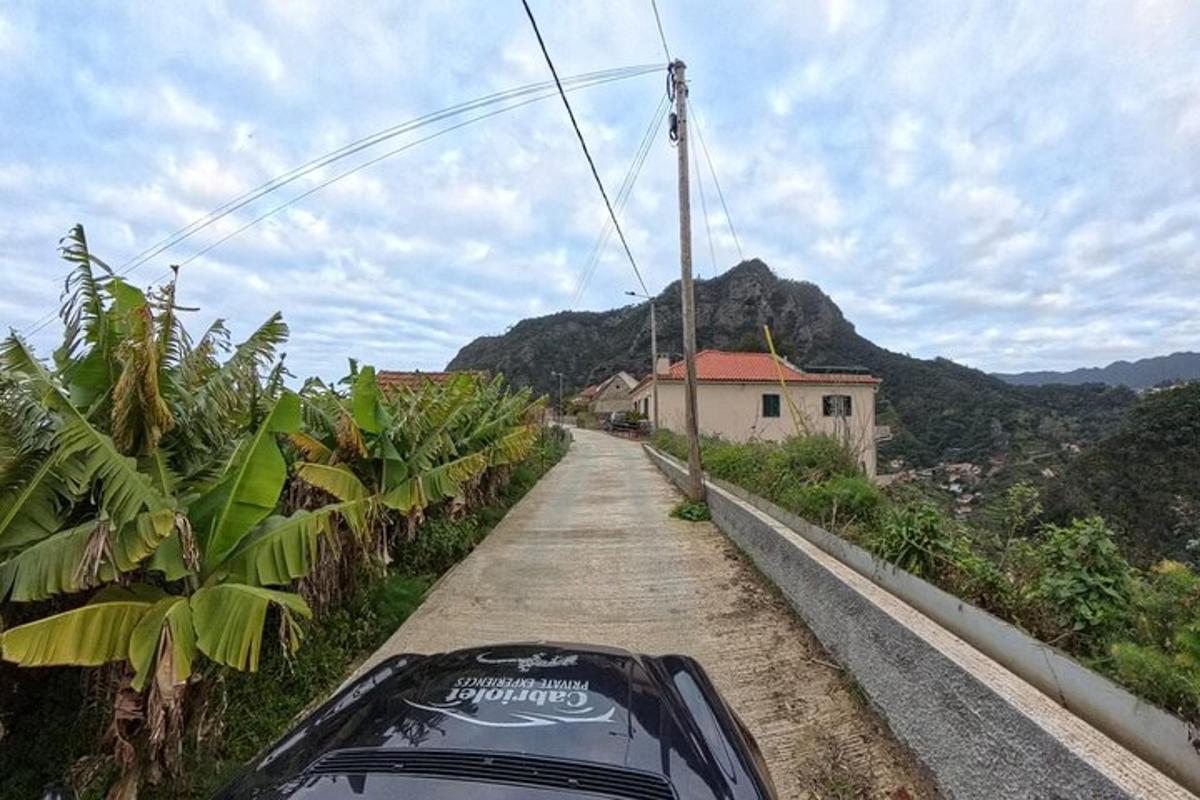 Un coche circulando por una carretera en las montañas