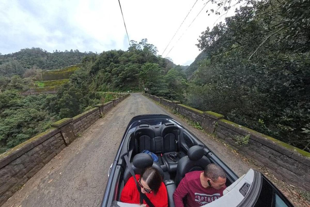 duas pessoas em um carro em uma estrada de terra
