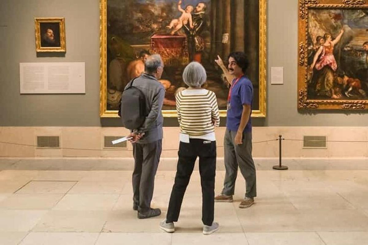 tre persone in piedi in un museo che guardano un dipinto