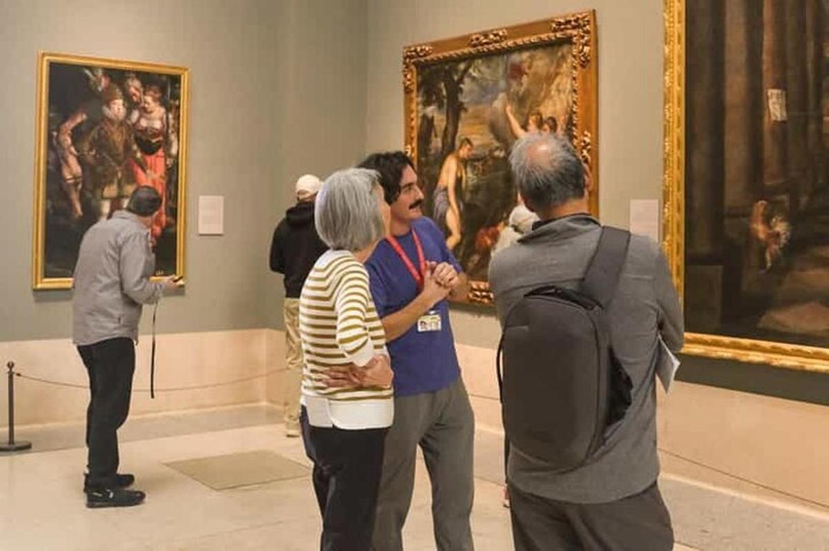 un gruppo di persone in piedi in un museo che guardano l'arte