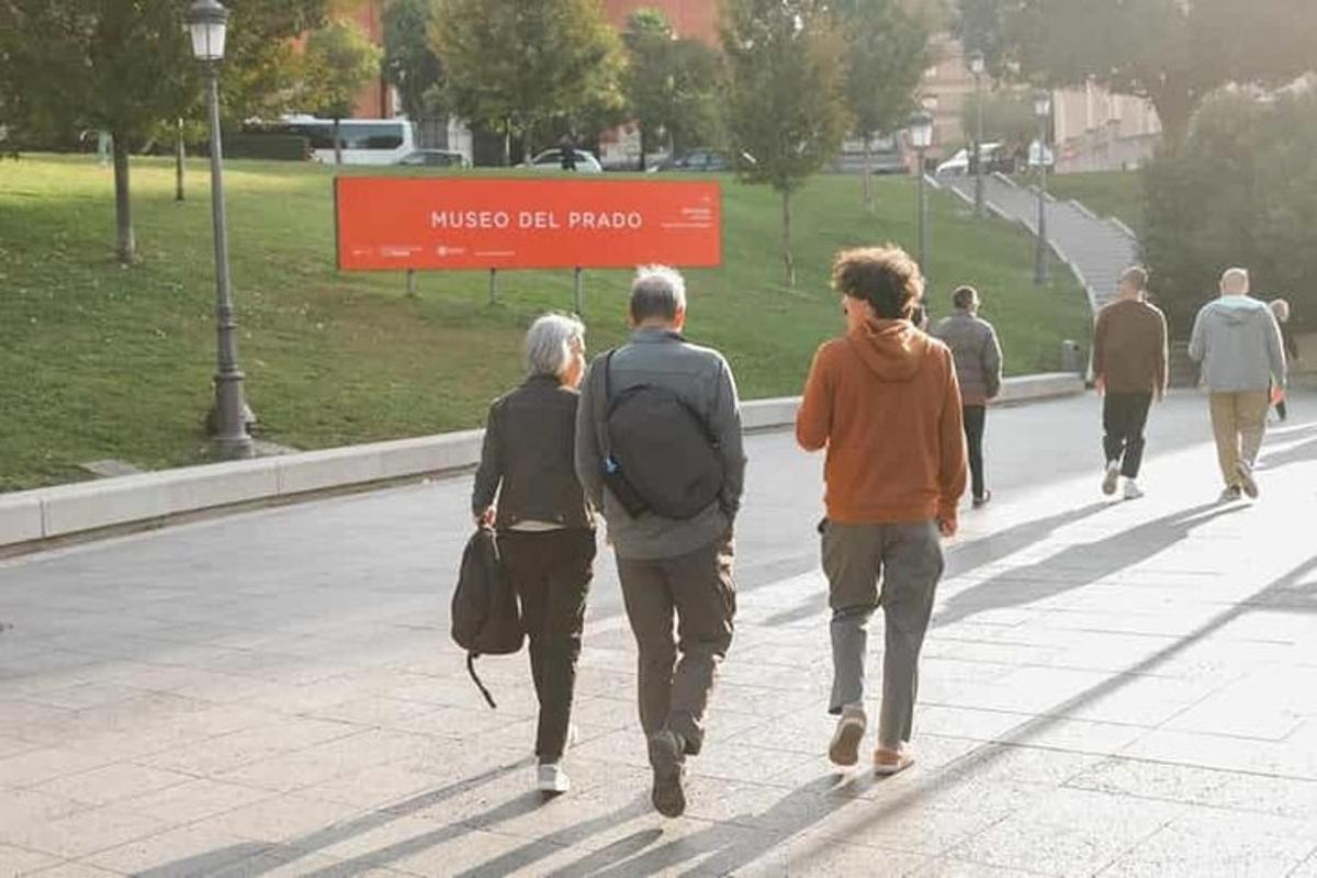 um grupo de pessoas caminhando por uma rua