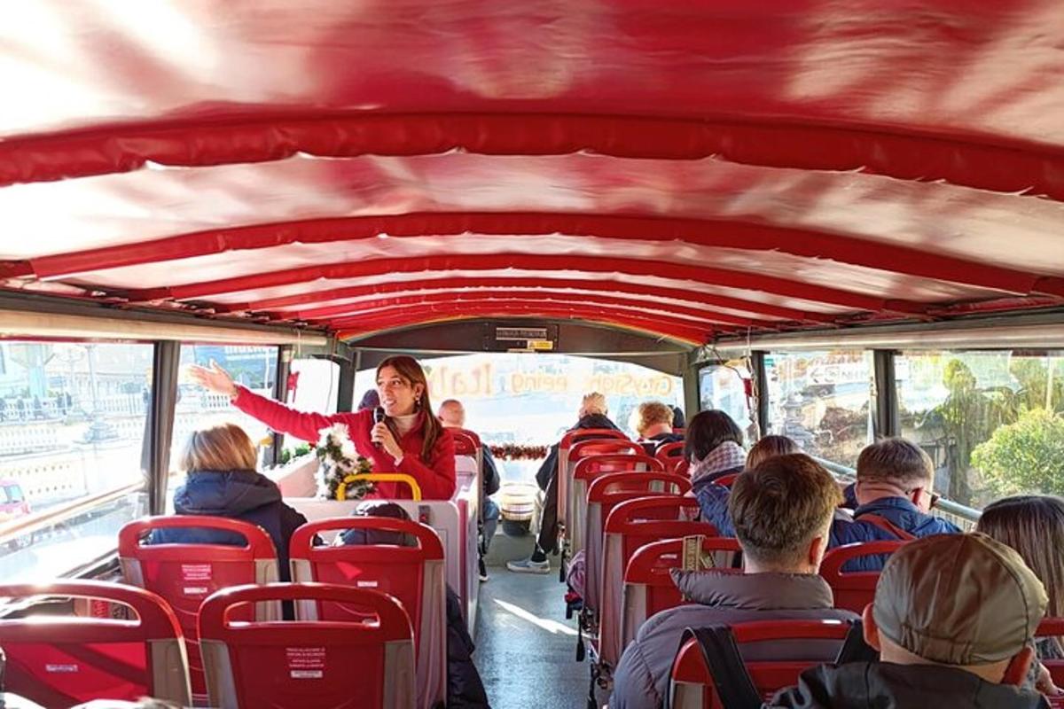 grupp inimesi, kes sõidavad bussis