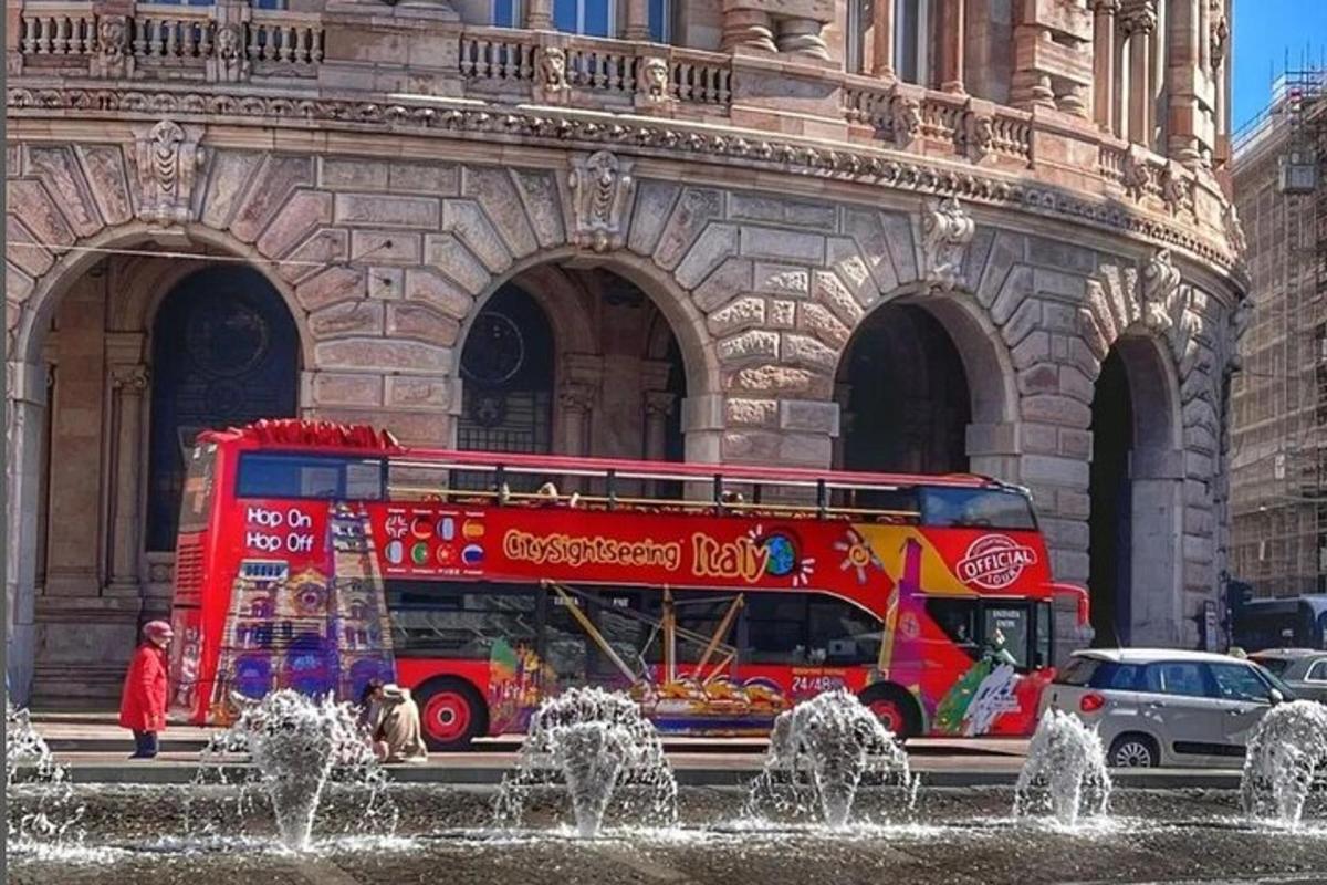 un autobús vermell de dos pisos aparcat davant d'un edifici