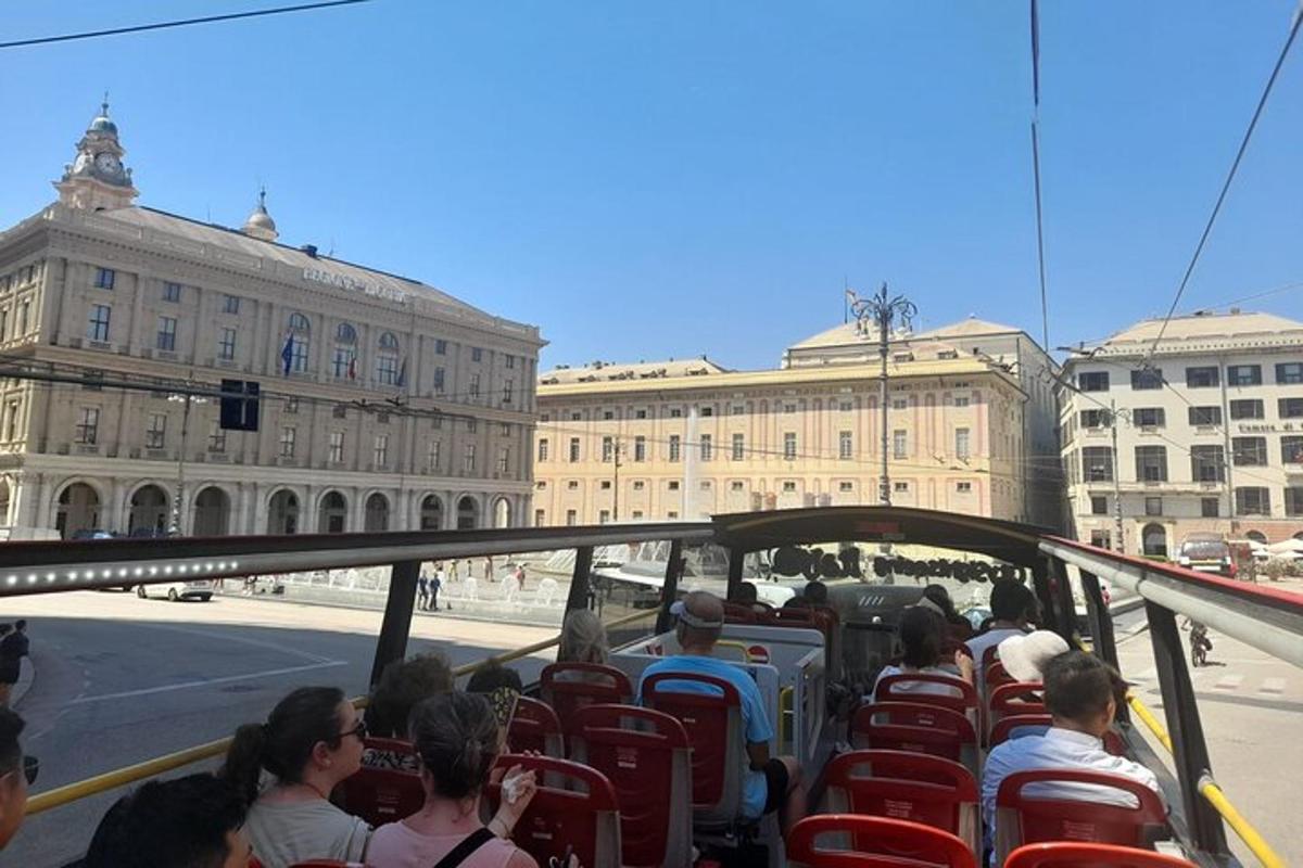 un grup de persones que viatgen en autobús en una ciutat