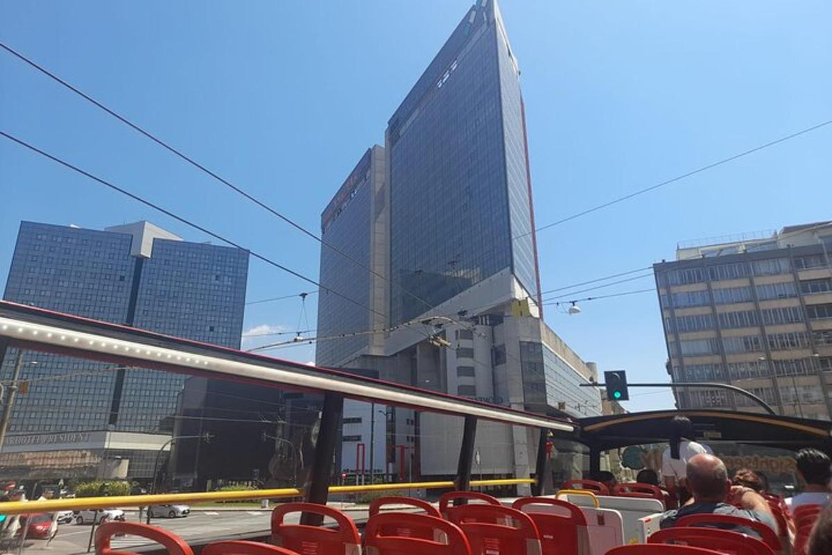 un autobús circulant per un carrer de la ciutat amb edificis alts