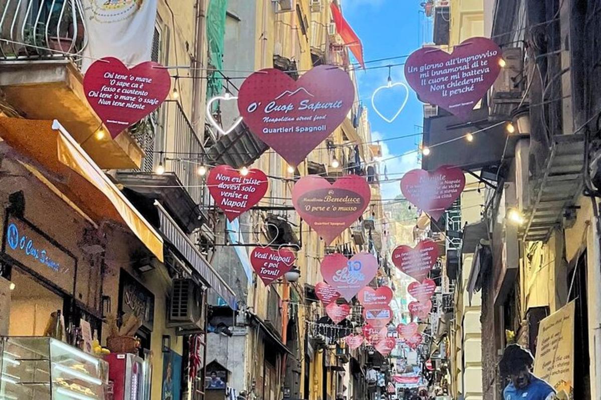 ένα σωρό καρδιές κρέμονται πάνω από έναν δρόμο