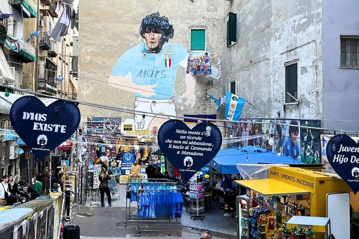 μια τοιχογραφία ενός ποδοσφαιριστή στην πλευρά ενός κτιρίου