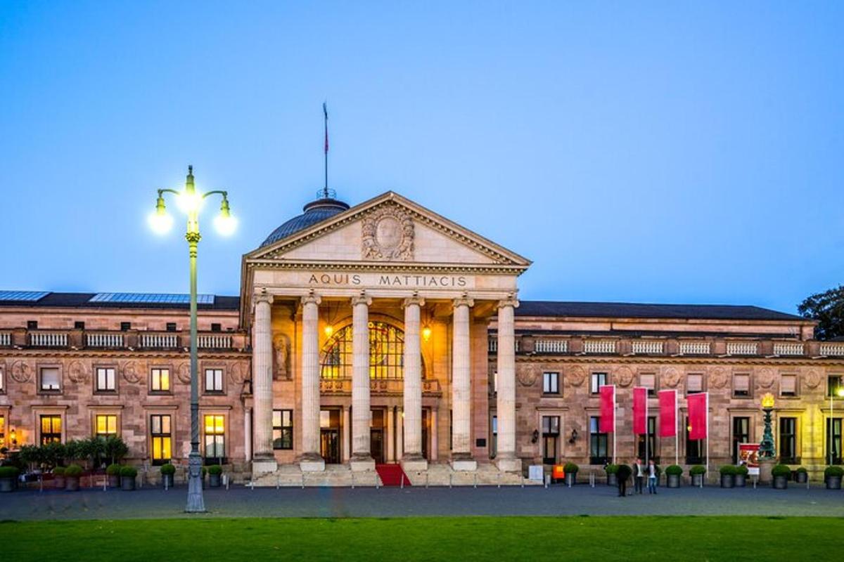 un edificio con un lampione di fronte