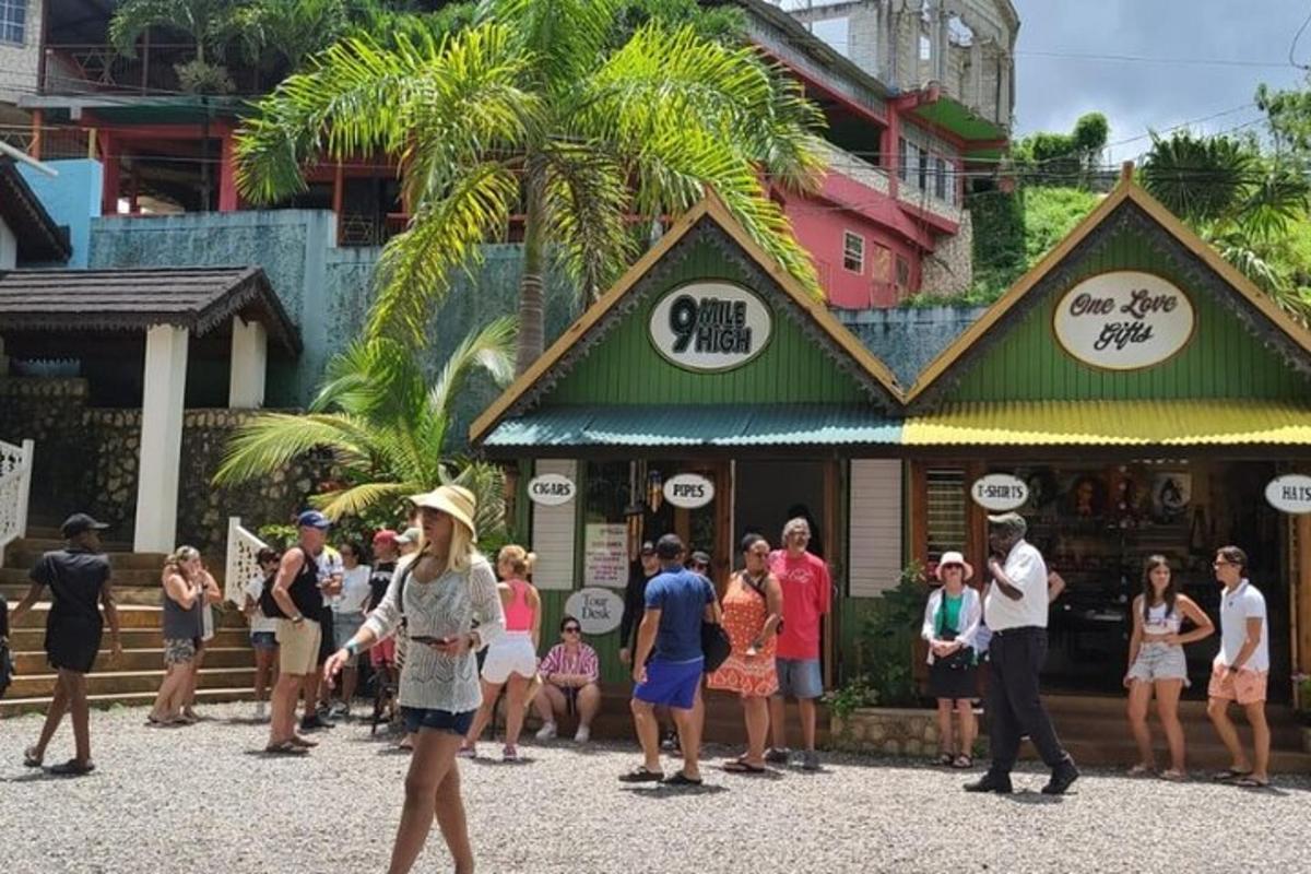 um grupo de pessoas em pé do lado de fora de um restaurante