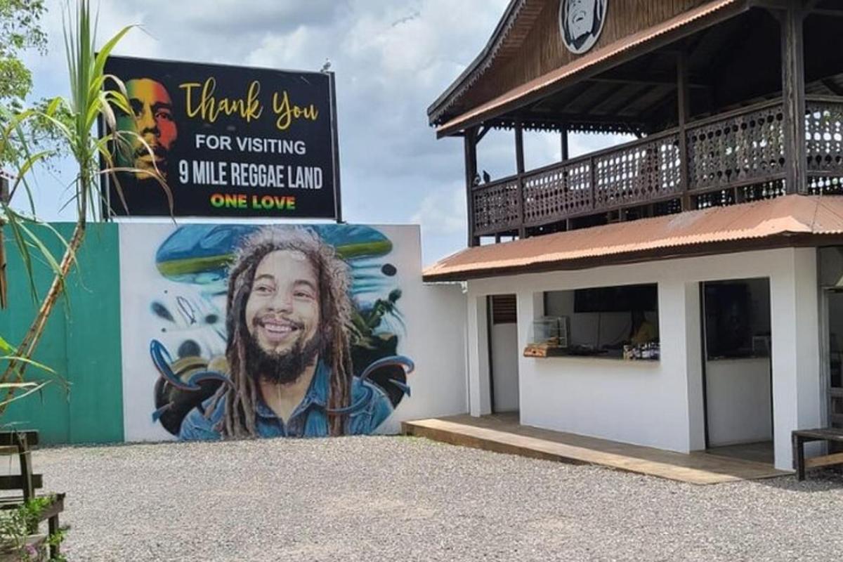 um edifício com um mural de um homem com barba