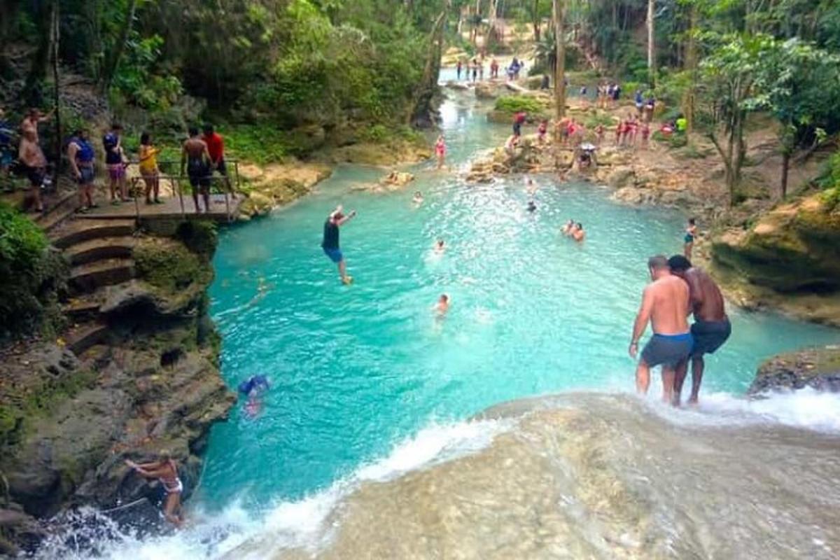 um grupo de pessoas nadando em um rio