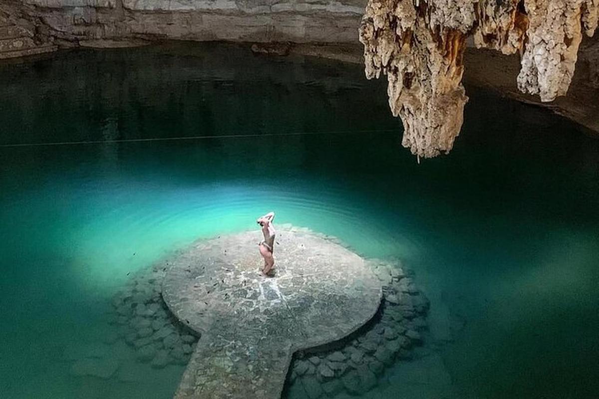 una persona dempeus a l'aigua en una cova