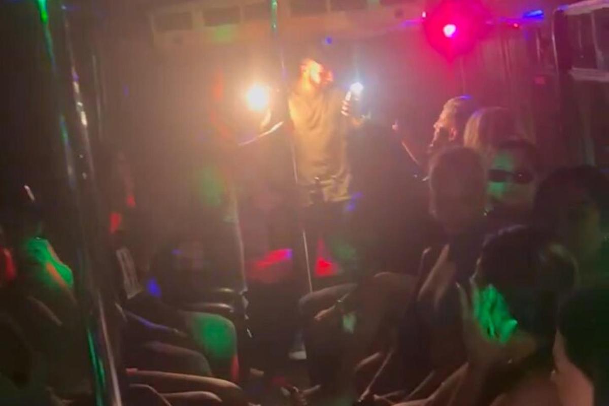 sekumpulan orang di kelab malam dengan dj