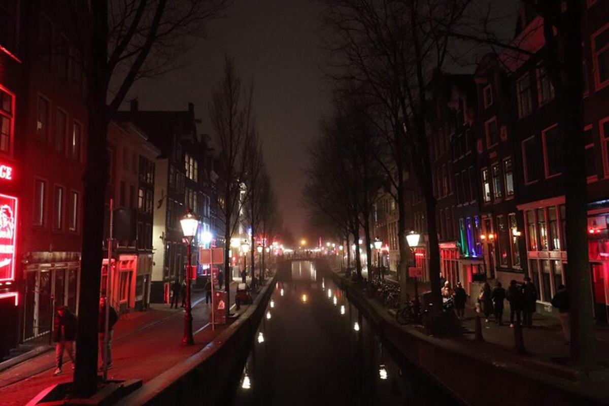 jalan bandar pada waktu malam dengan terusan dengan lampu