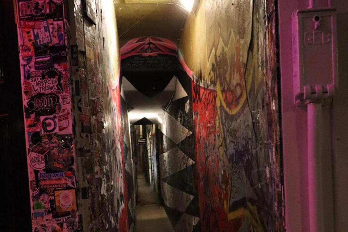 hodnik z grafiti na strani stene