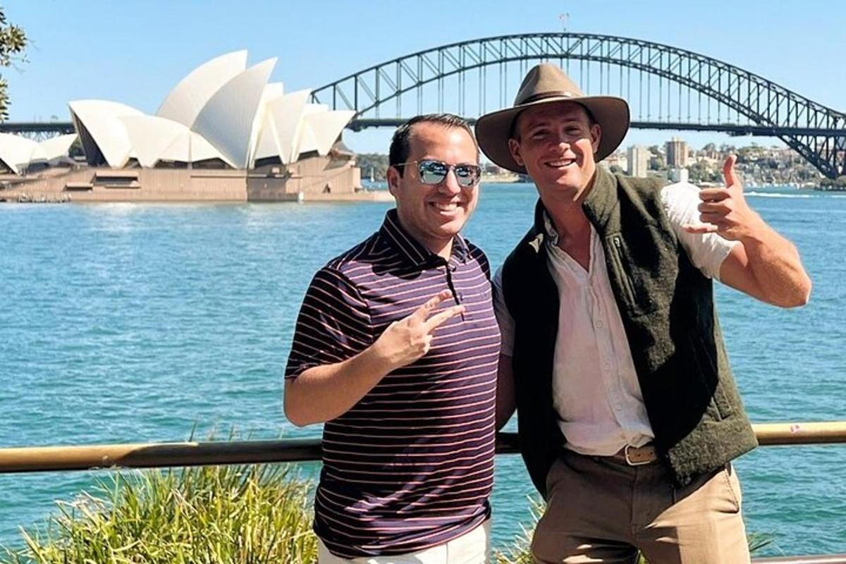 Két férfi áll a Sydney-i Operaház előtt