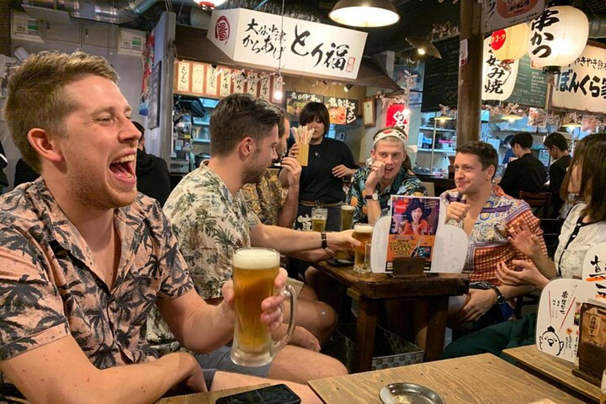 grupė žmonių, sėdinčių bare ir geriančių alų