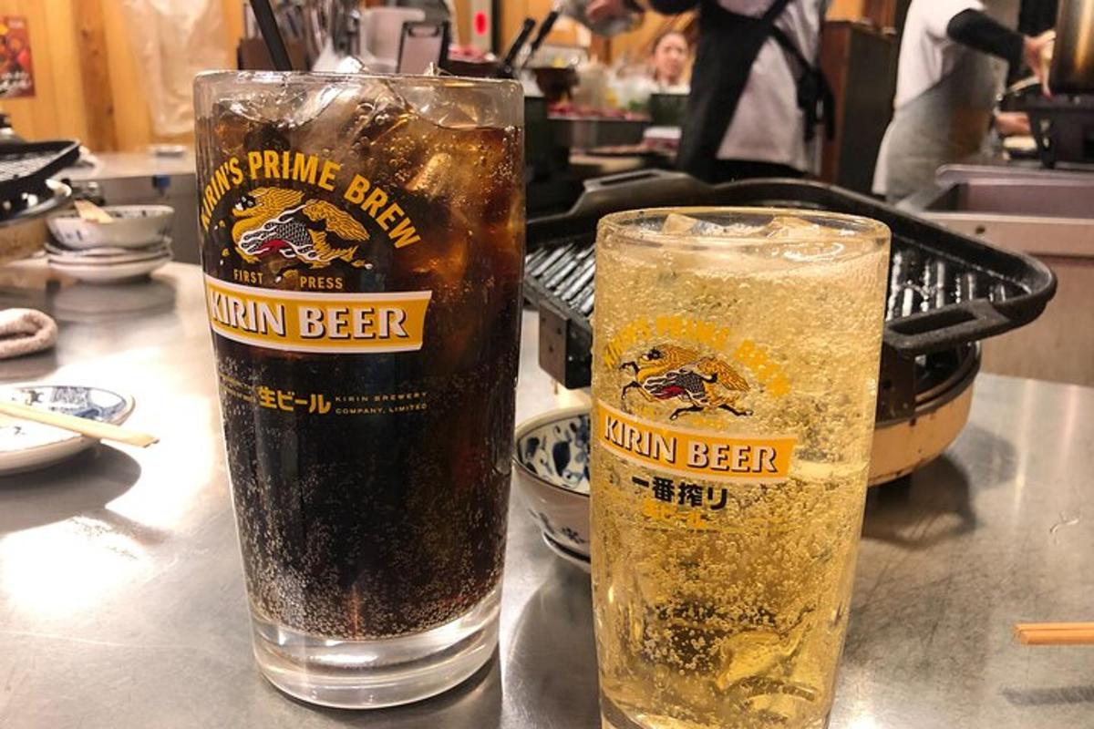 Dos vasos de cerveza sobre una mesa