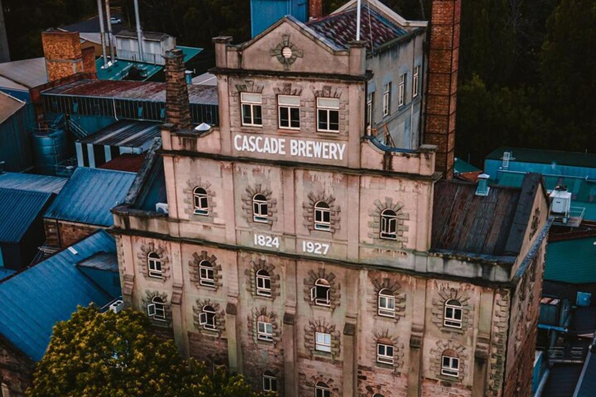 un vecchio edificio con un orologio in cima