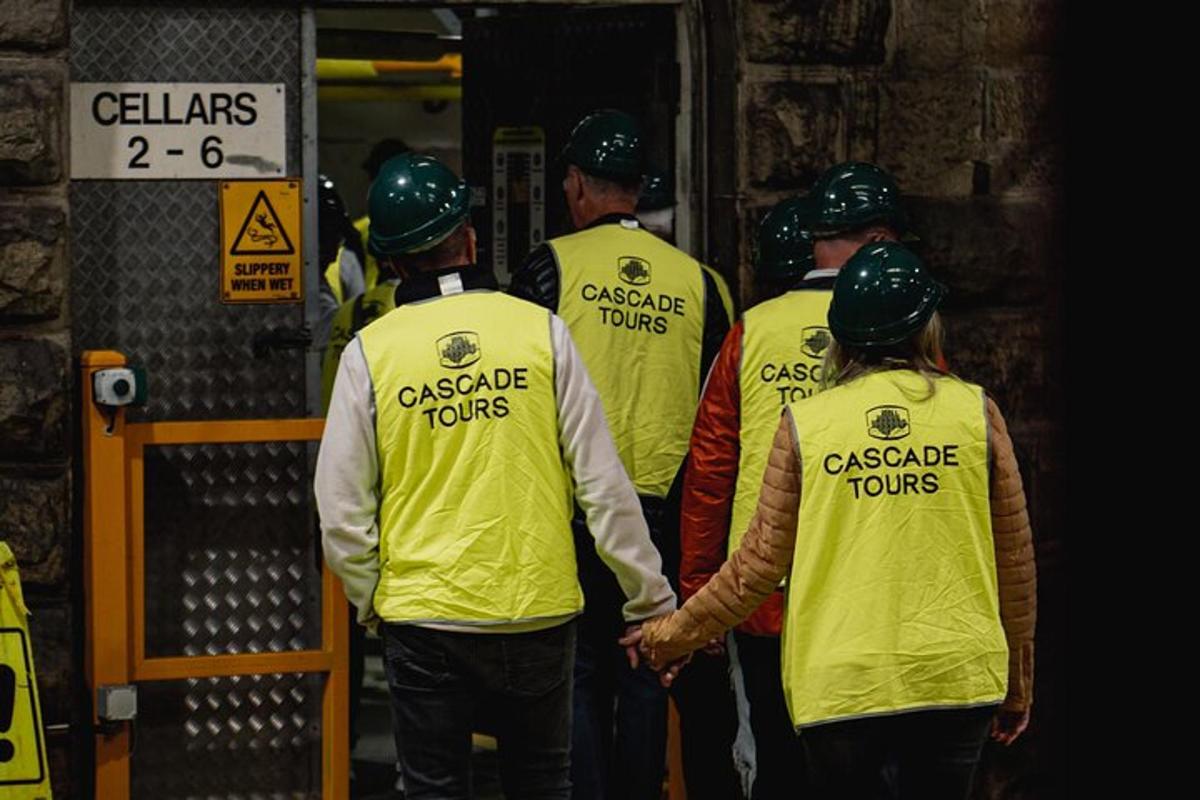 un gruppo di persone che indossano gilet gialli che entrano in un garage