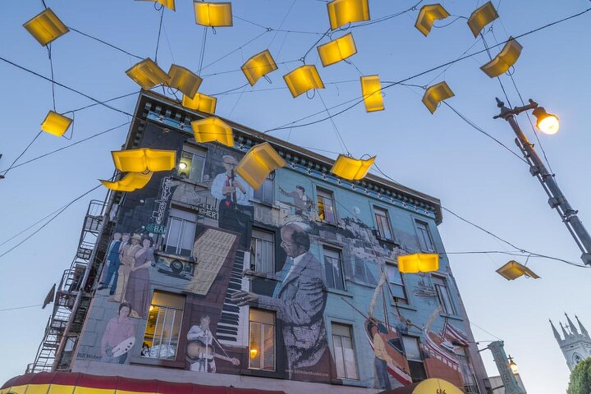 Un edificio con luces amarillas colgando sobre él.