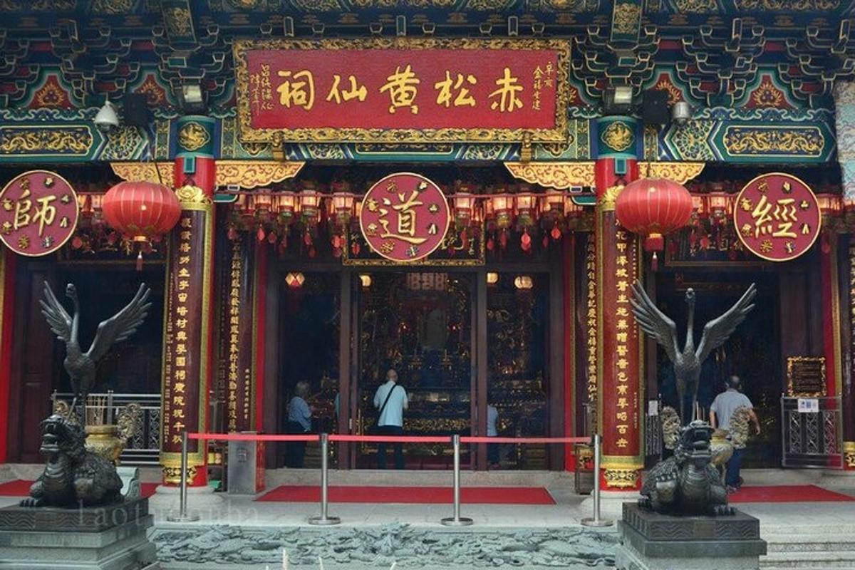 bangunan cina dengan papan tanda merah dan kuning di atasnya