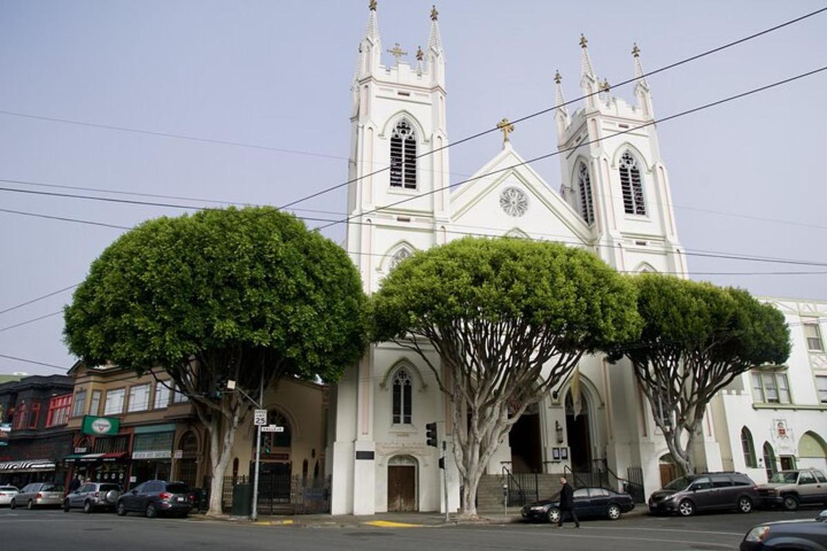 uma grande igreja branca com árvores na frente