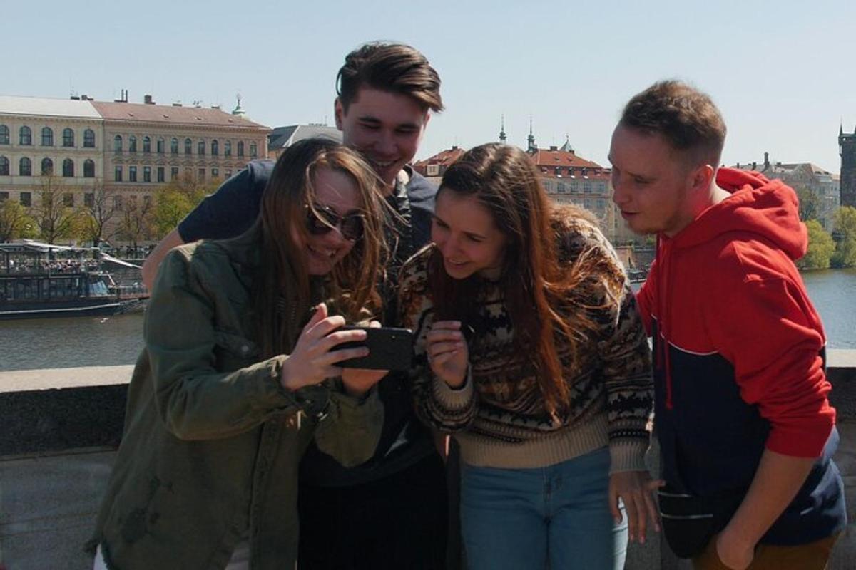 un gruppo di persone che guardano un telefono cellulare