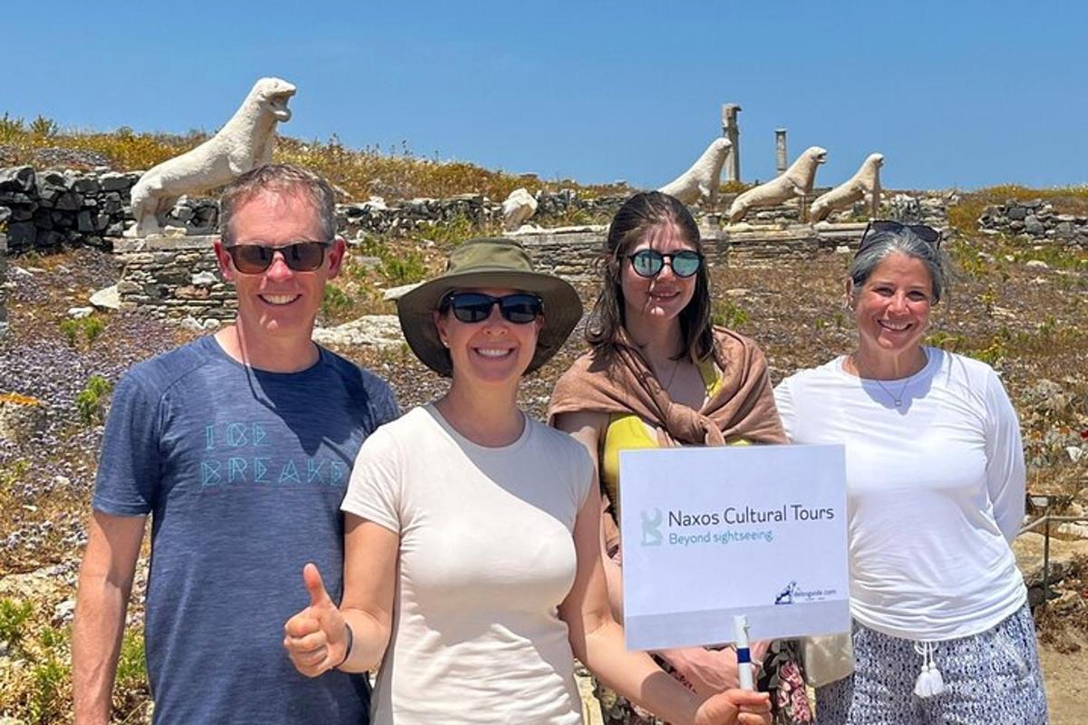 un grup de persones posant per a una foto amb un cartell