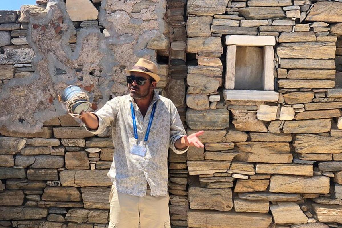 un home dret davant d'un mur de pedra