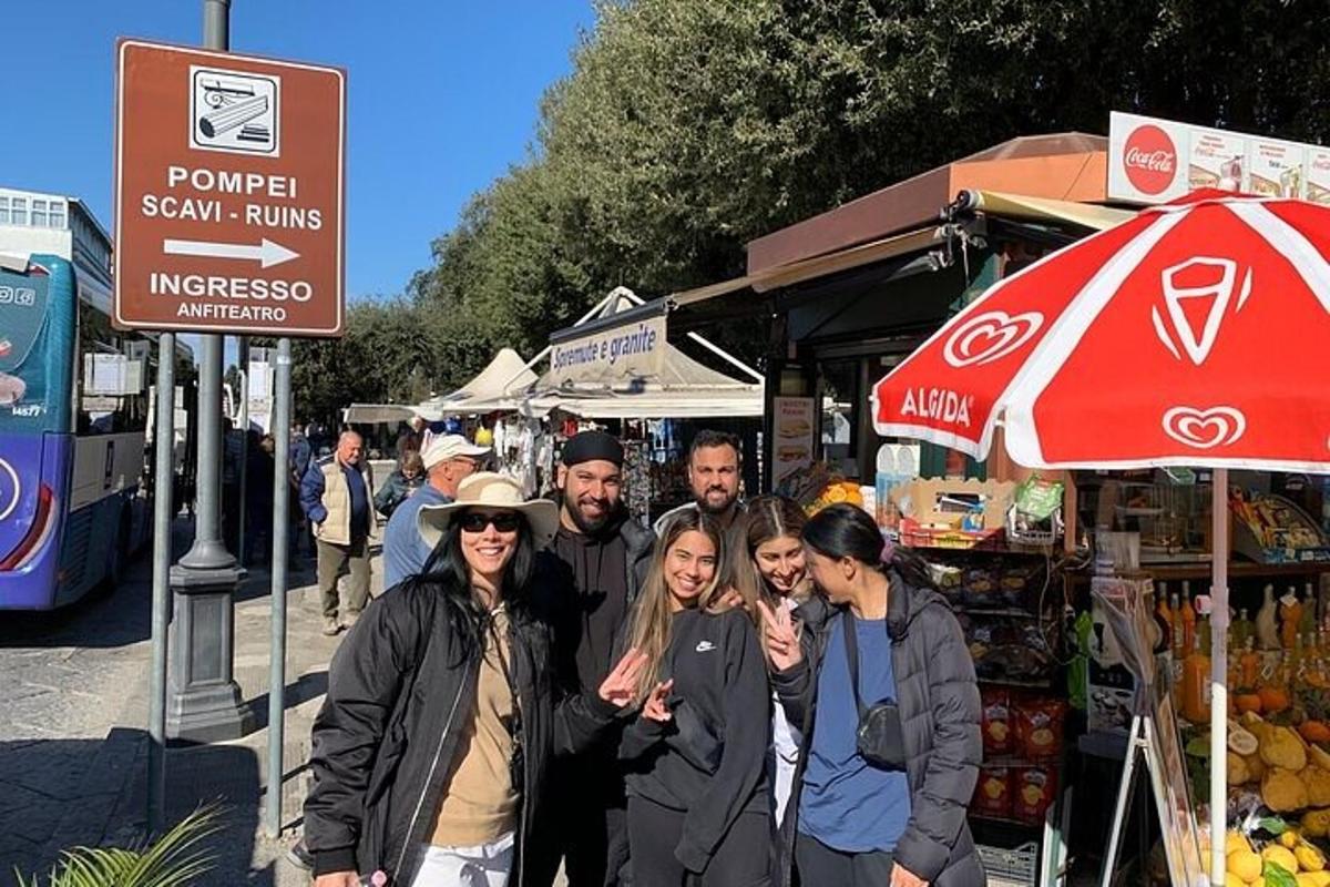 un gruppo di persone in posa per una foto in un mercato