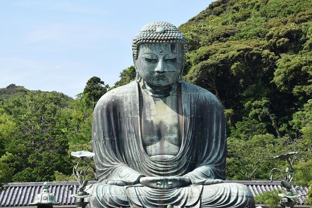 velik kip Bude, ki sedi v meditaciji