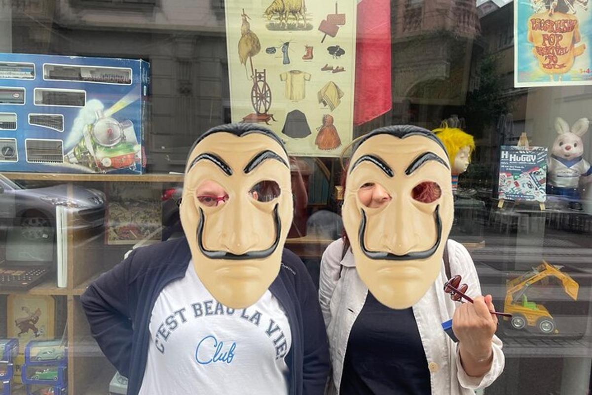 Δύο άτομα που φορούν μάσκες μπροστά από ένα παράθυρο